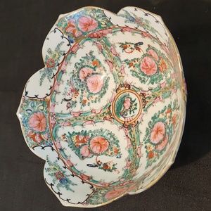 GORGEOUS 20TH CENTURY FAMILY ROSE HANDCRAFTED PORCELAIN BOWL.